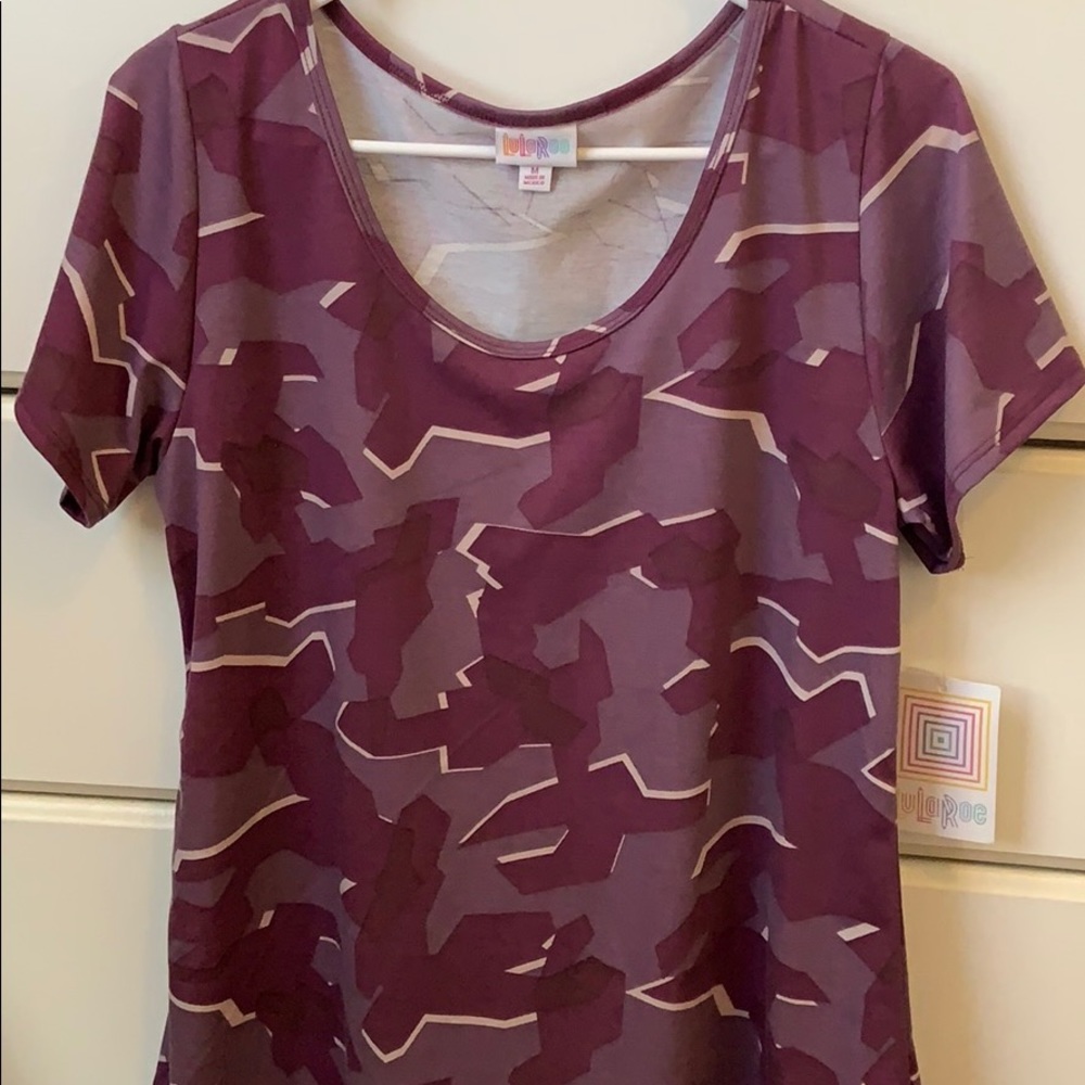 Medium Lularoe Classic Tee